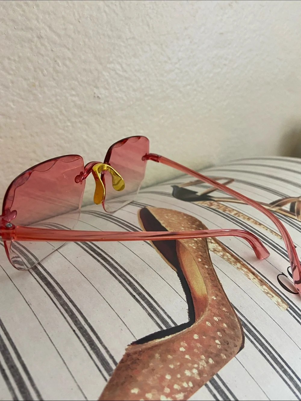 5/$10❤️❤️❤️NEW Pink Rimless Gradient Sunglasses with Gold Accents